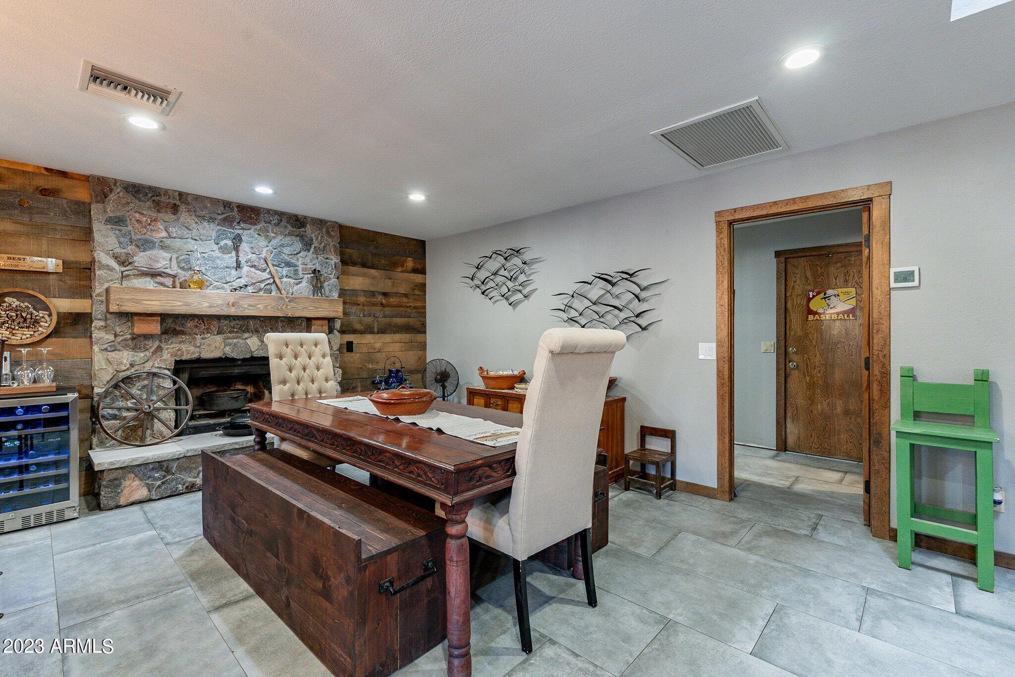 2512 E LEONORA Street