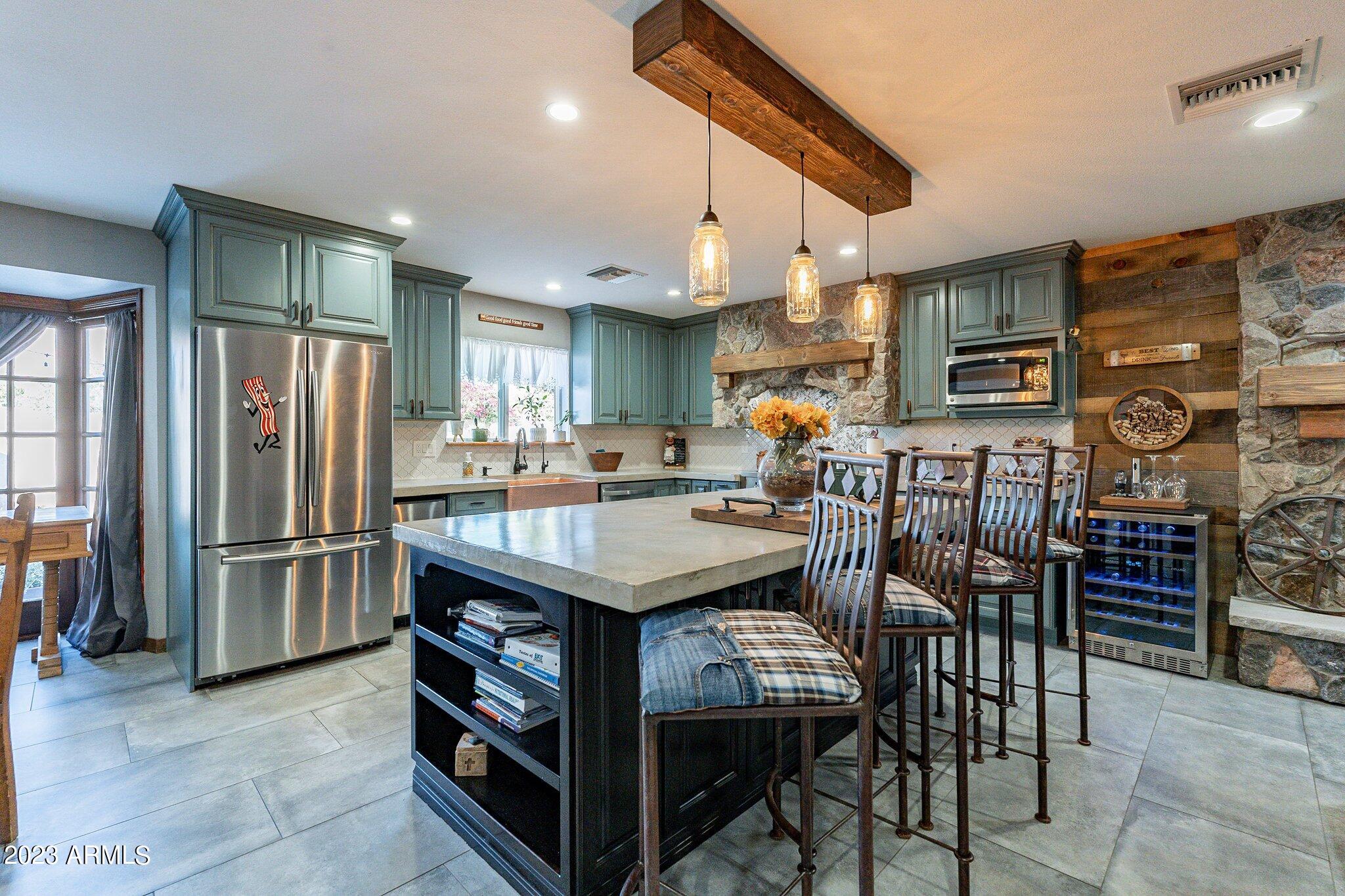 2512 E LEONORA Street