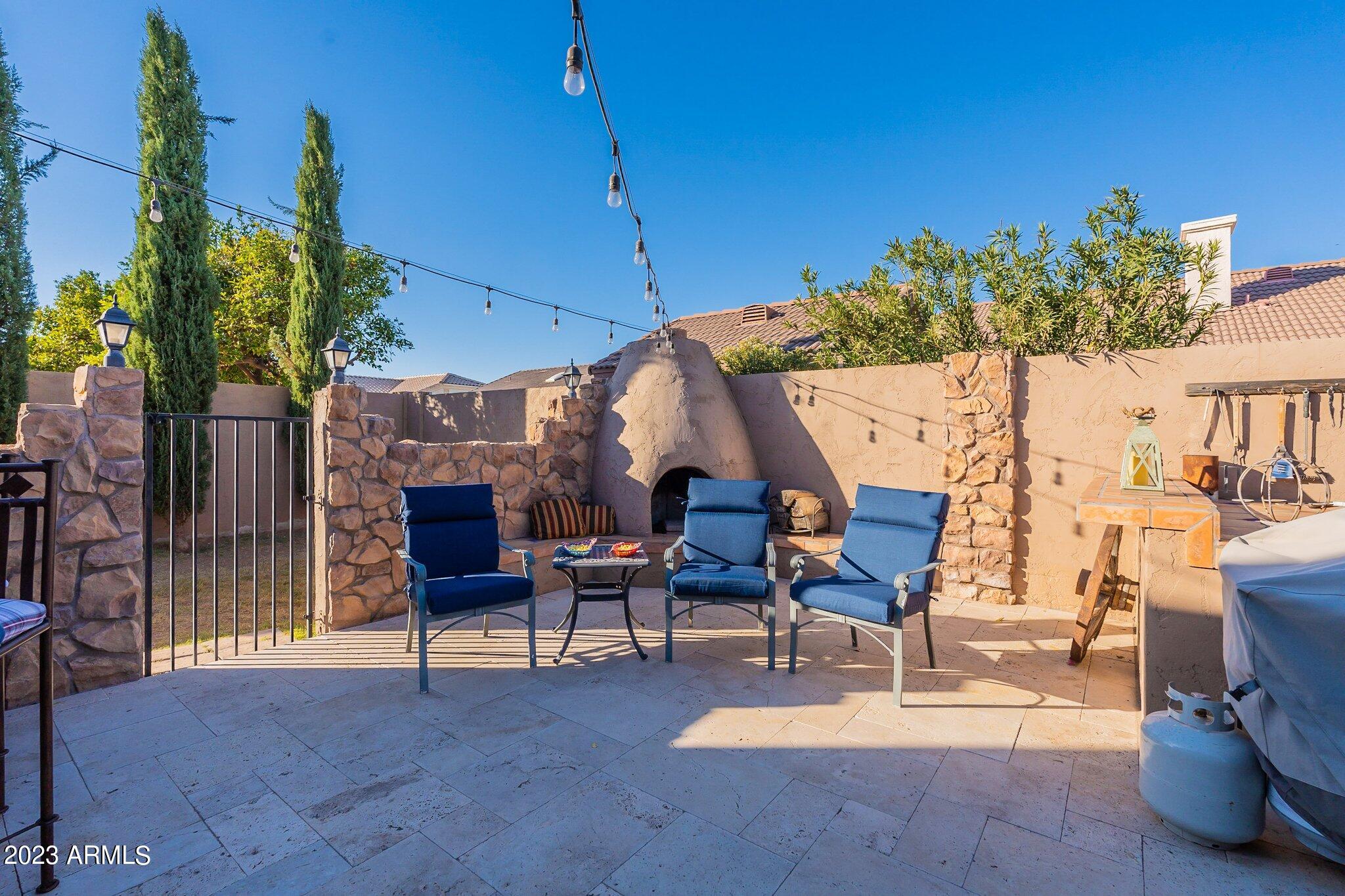 2512 E LEONORA Street