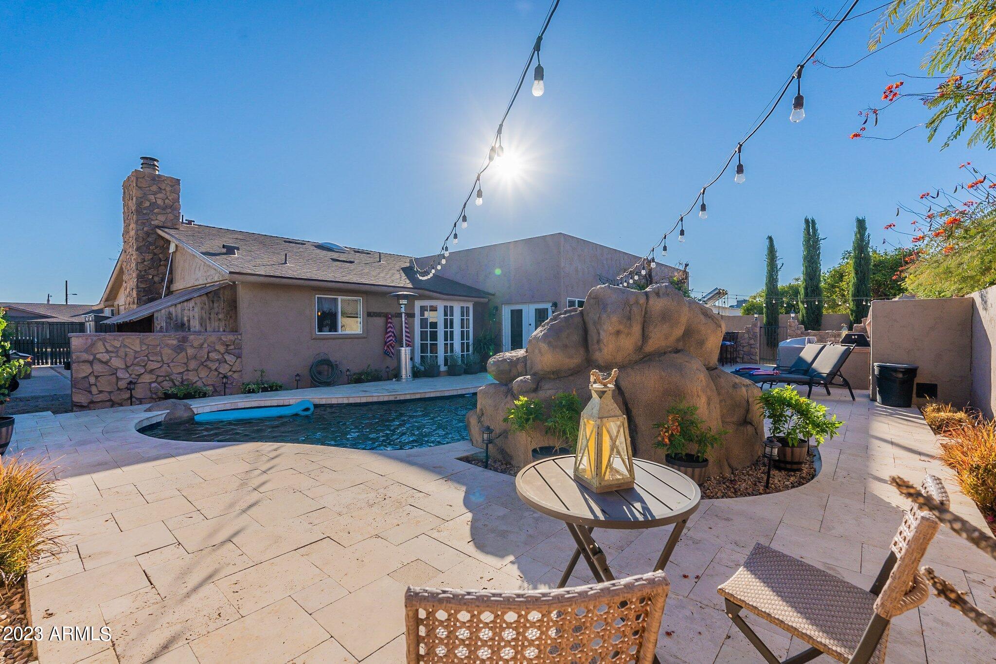 2512 E LEONORA Street