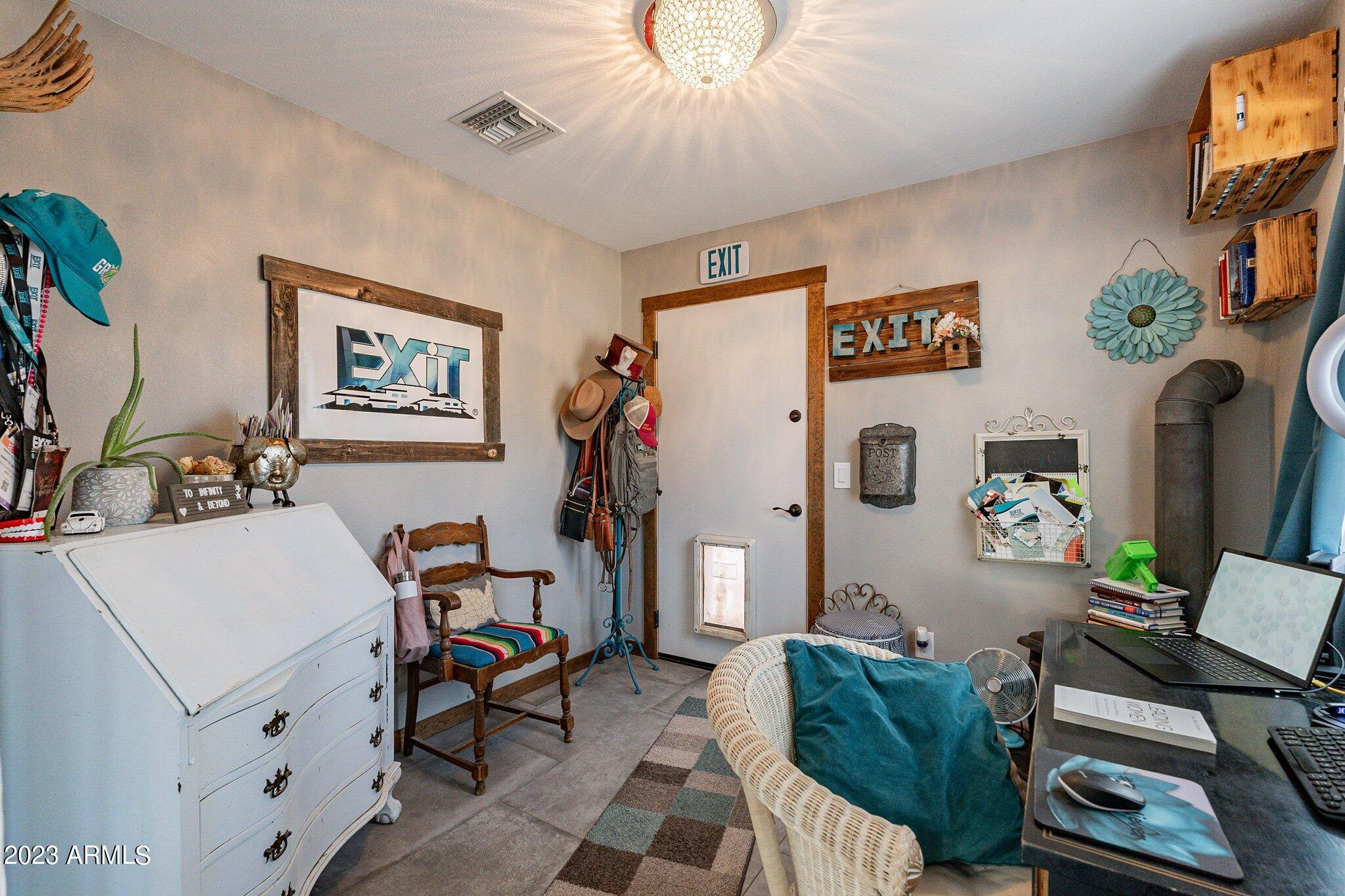 2512 E LEONORA Street