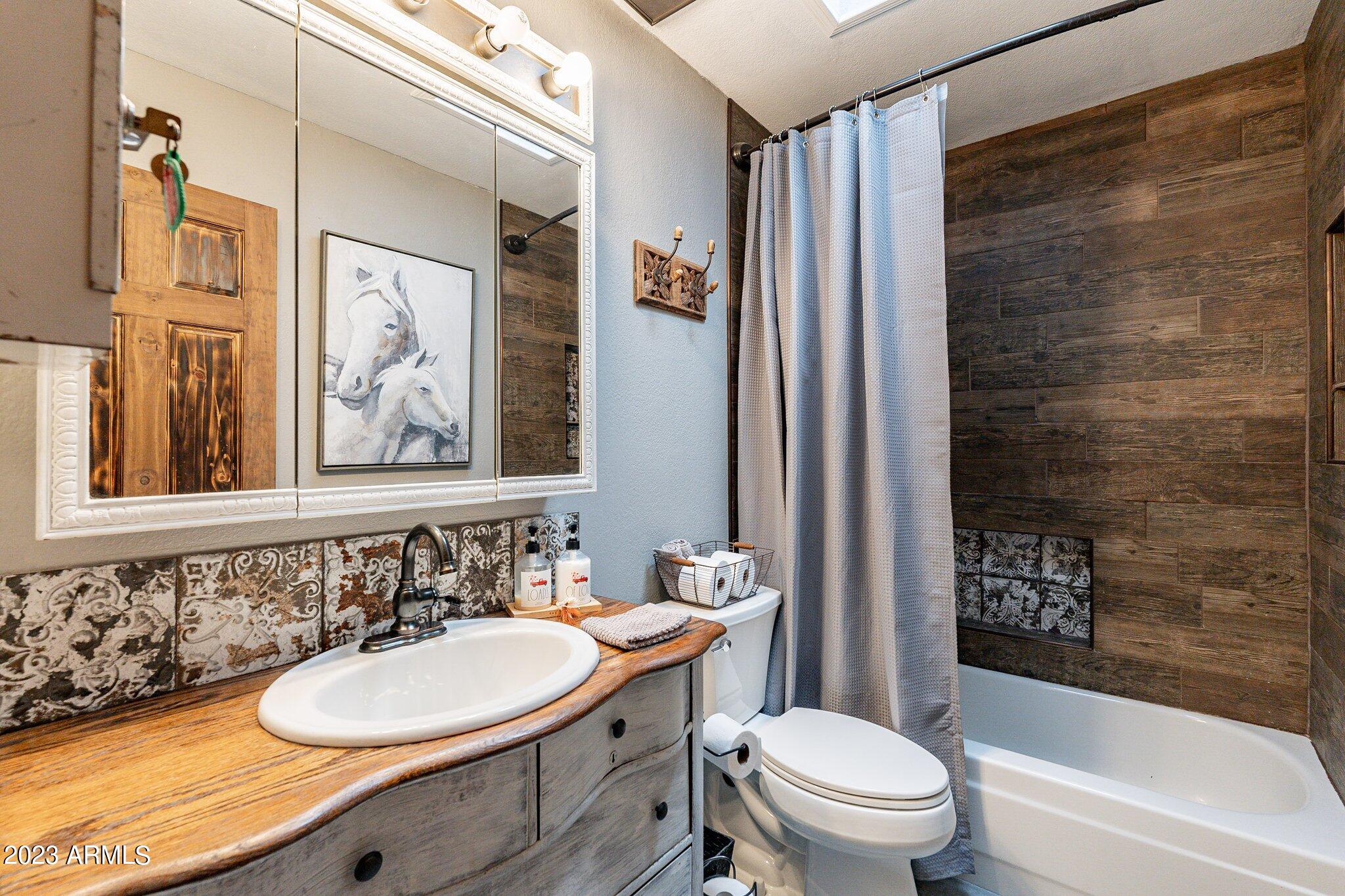 2512 E LEONORA Street