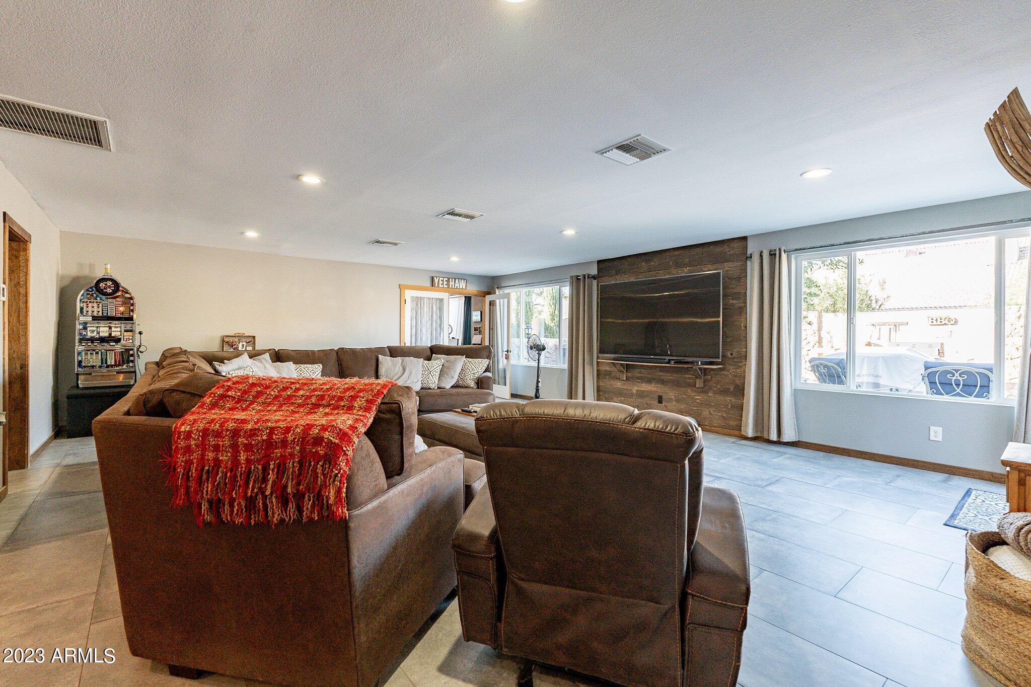 2512 E LEONORA Street