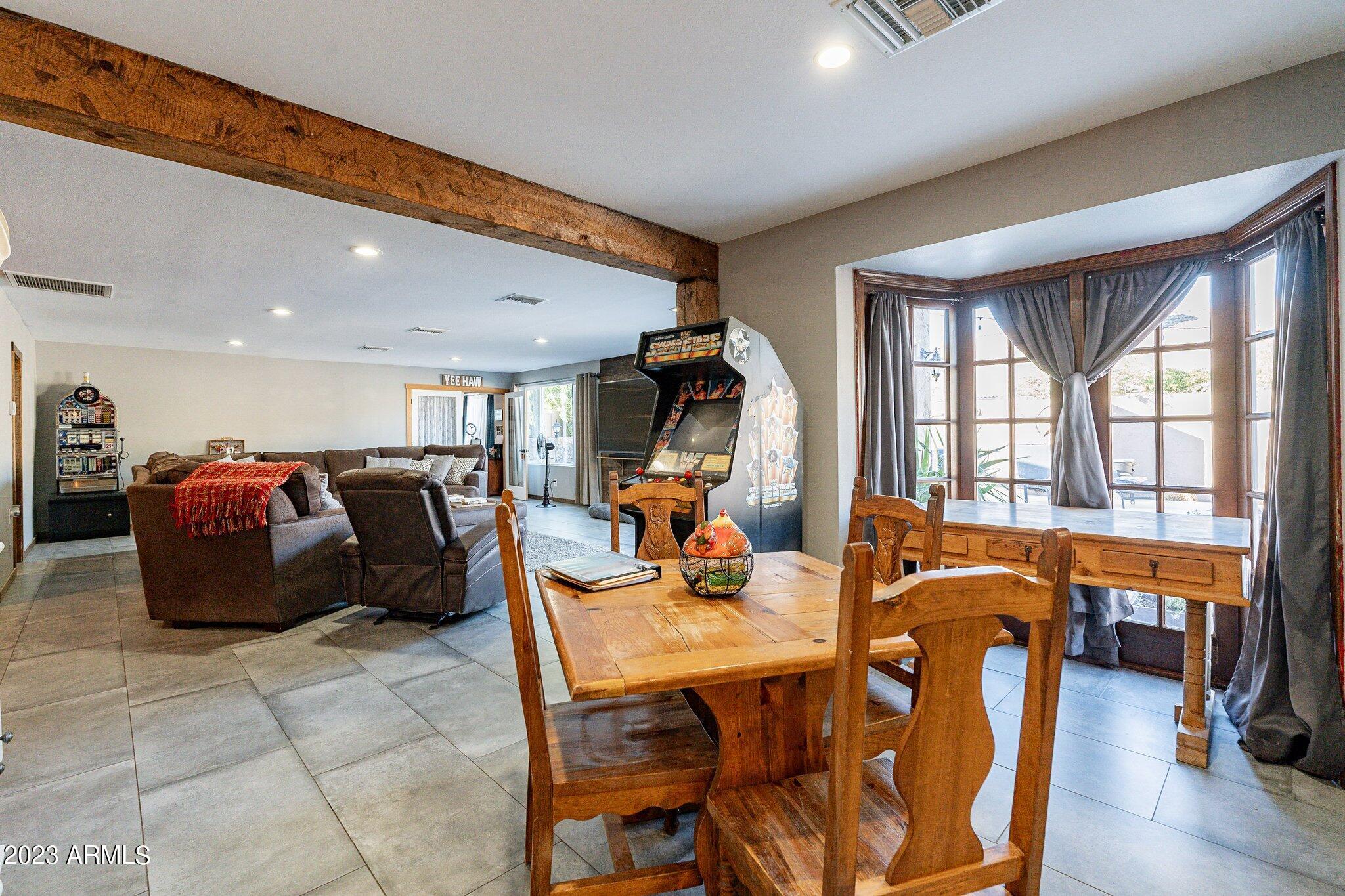 2512 E LEONORA Street