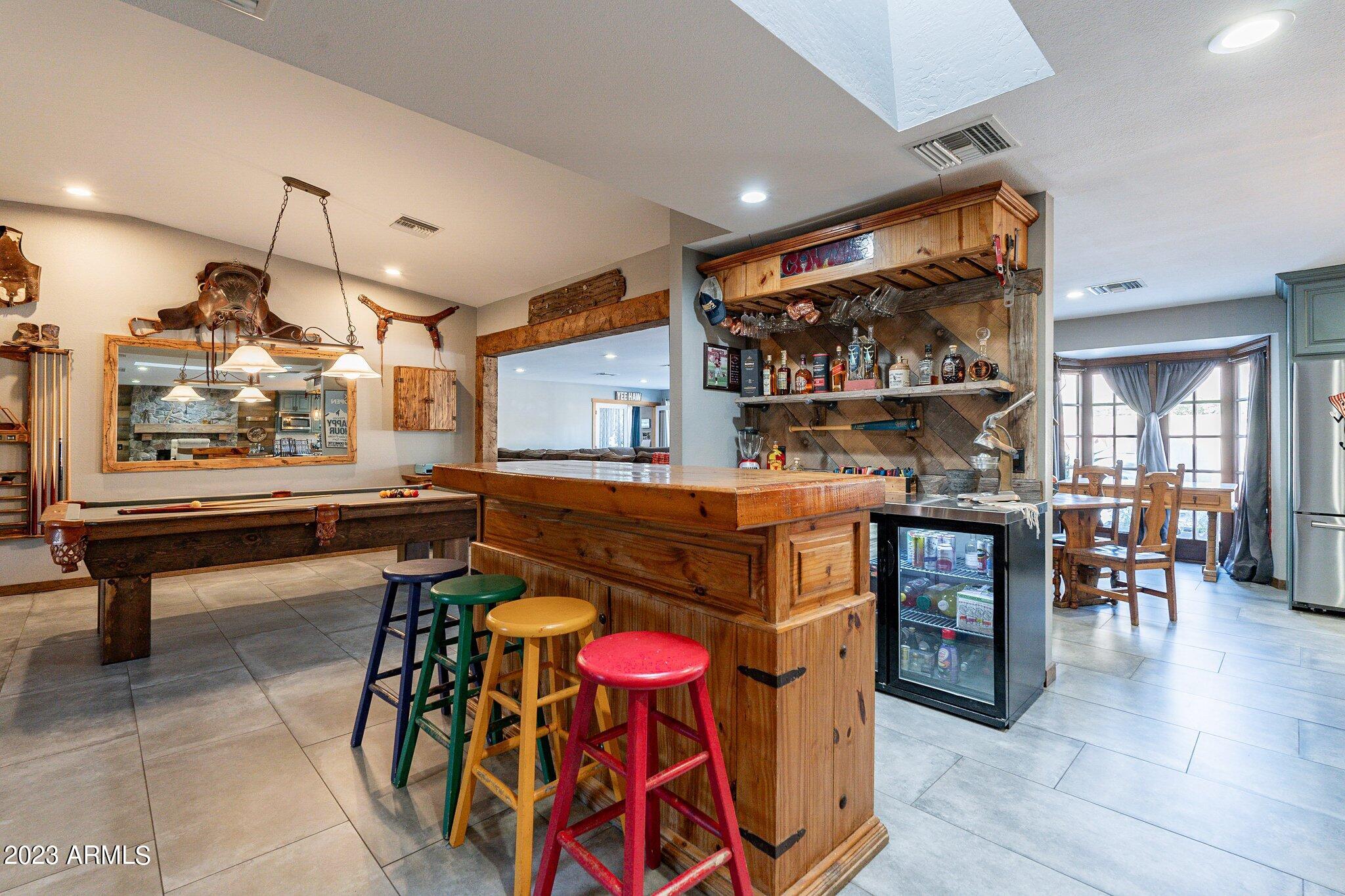 2512 E LEONORA Street