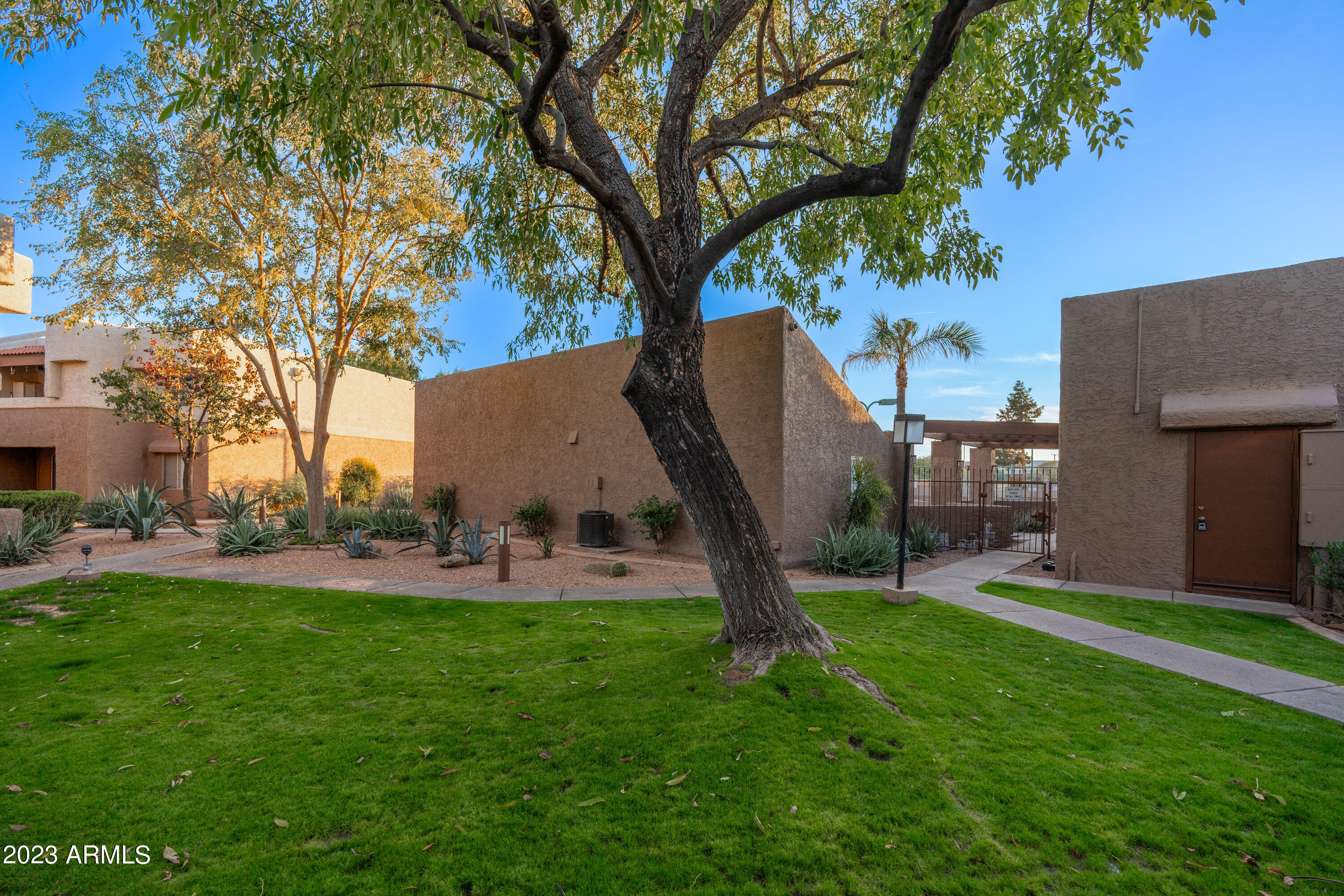 4554 E PARADISE VILLAGE Parkway N, 104