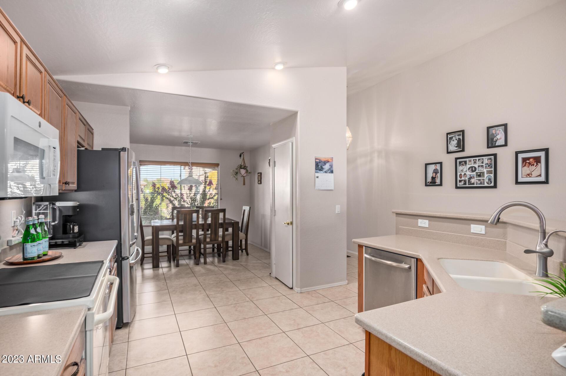 1537 E ALBA Drive