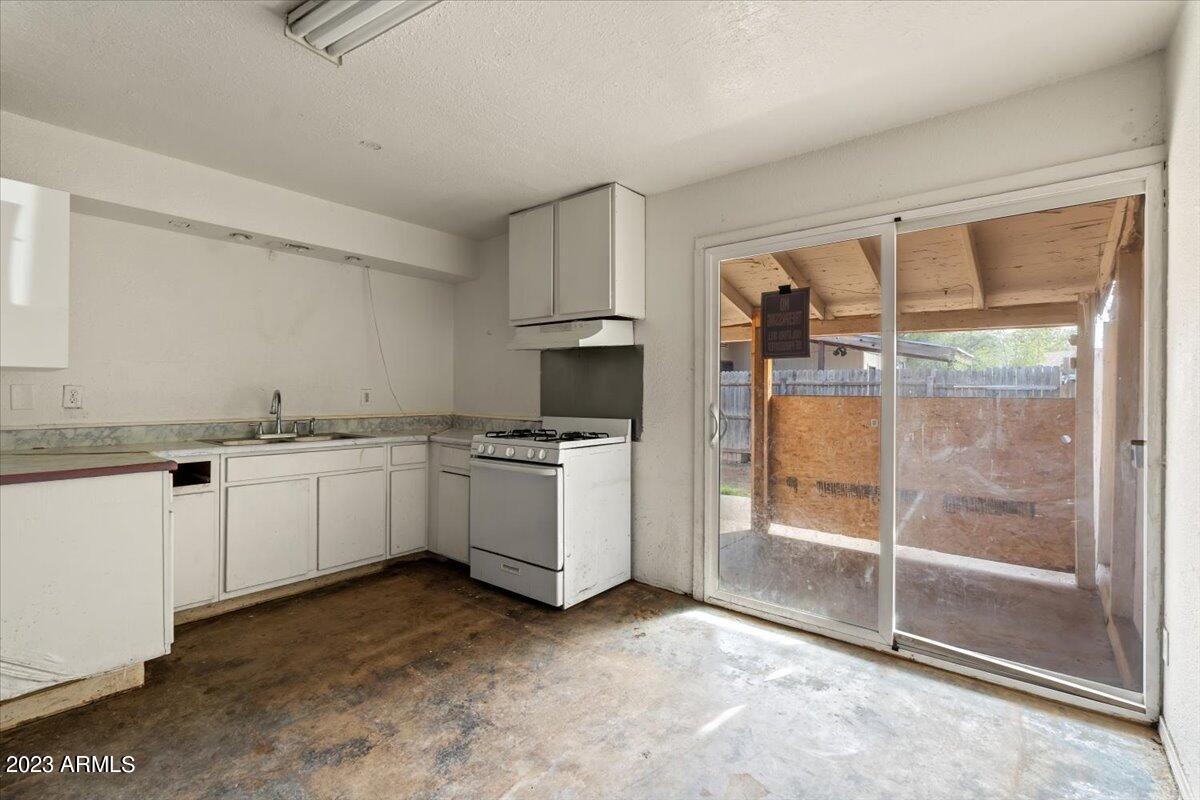 7726 E BEATRICE Street