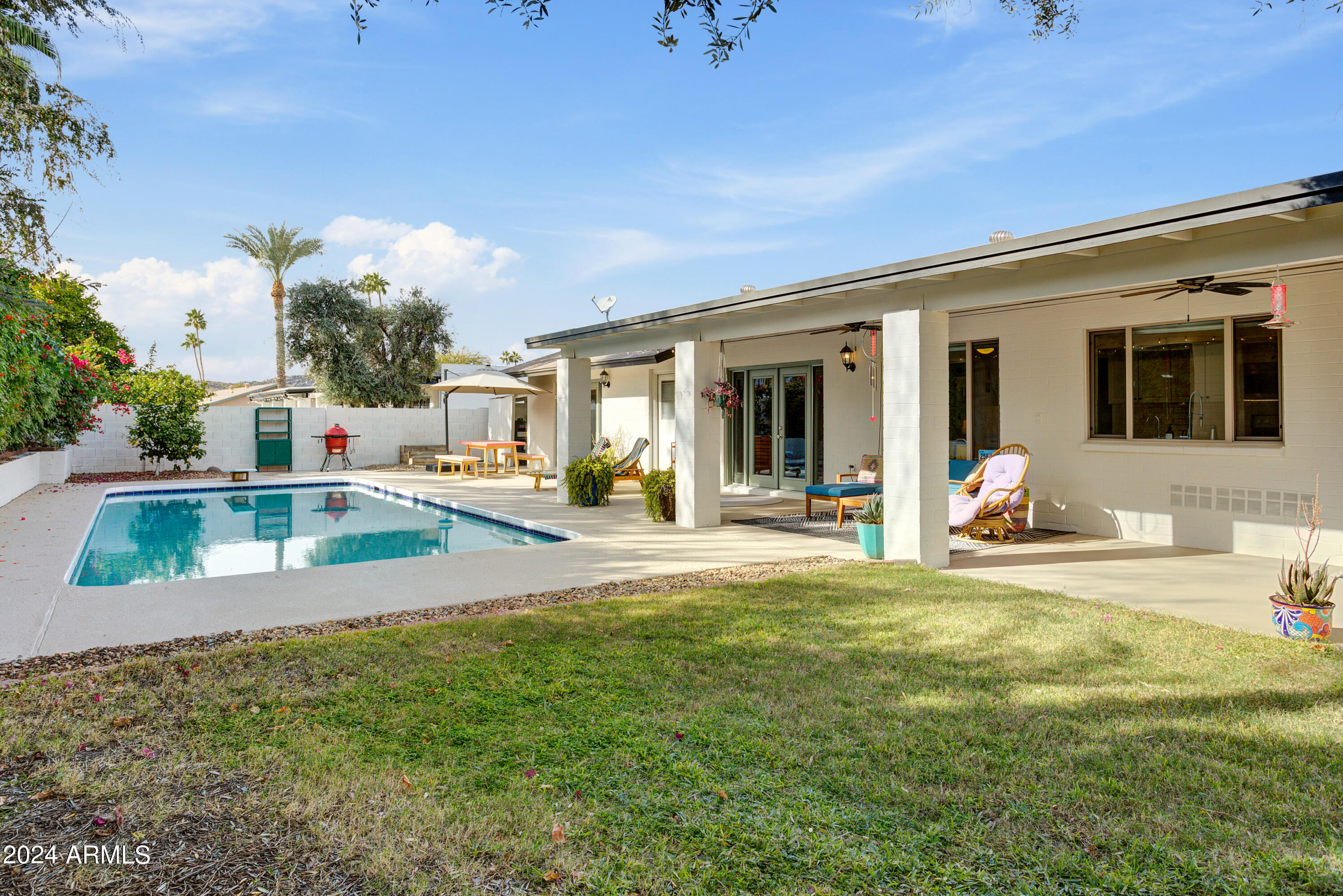 311 E VOLTAIRE Avenue