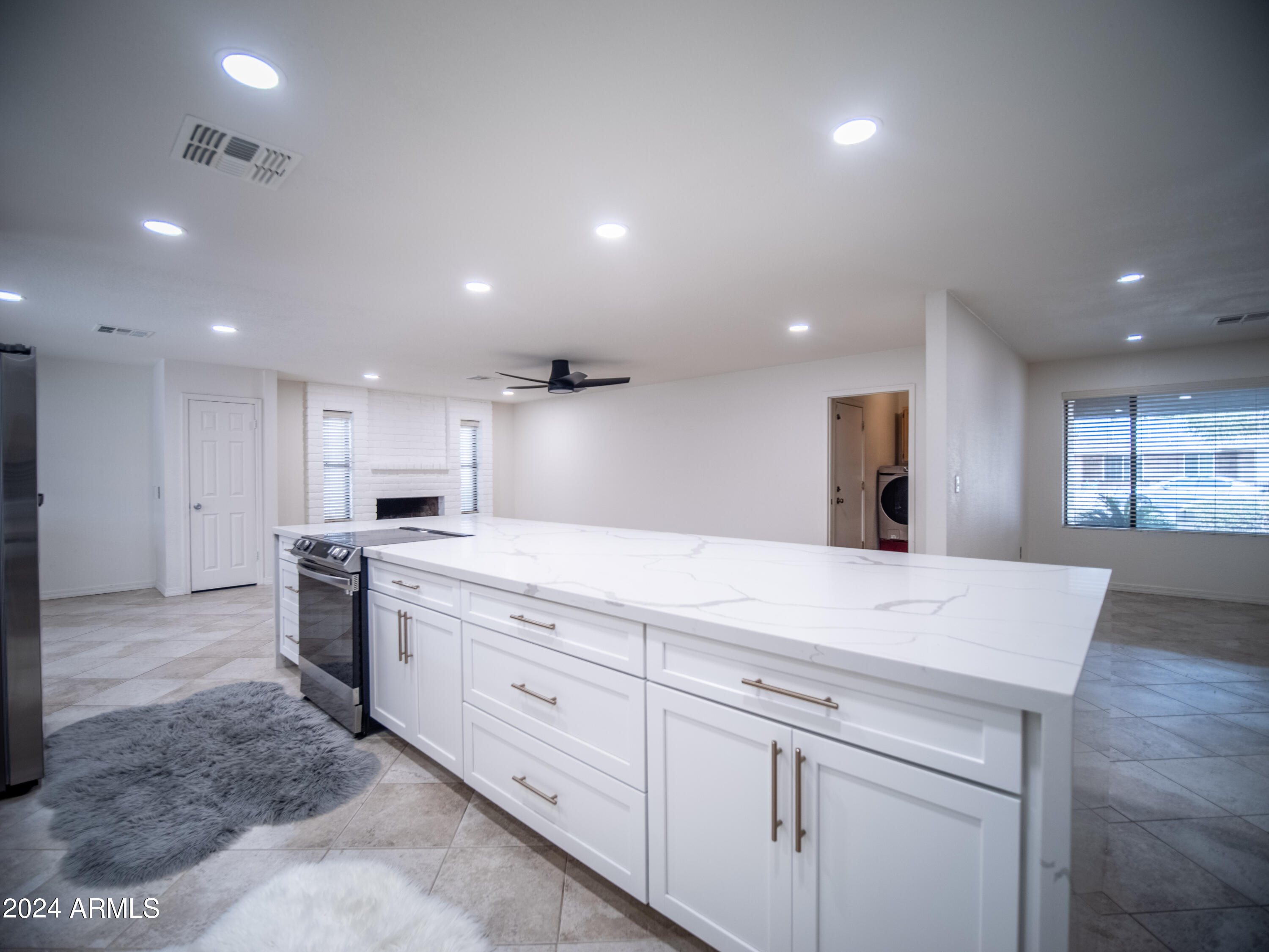 1034 E TOPEKA Drive
