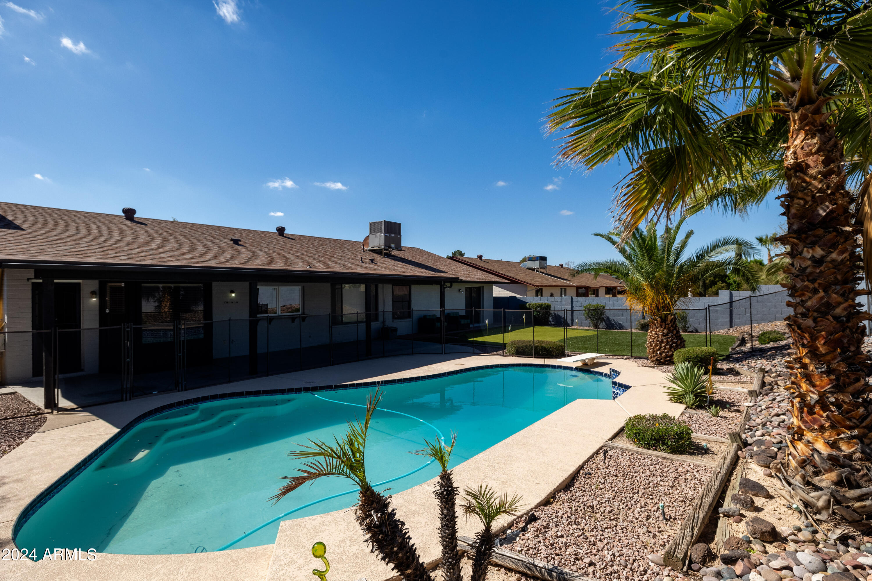 1034 E TOPEKA Drive