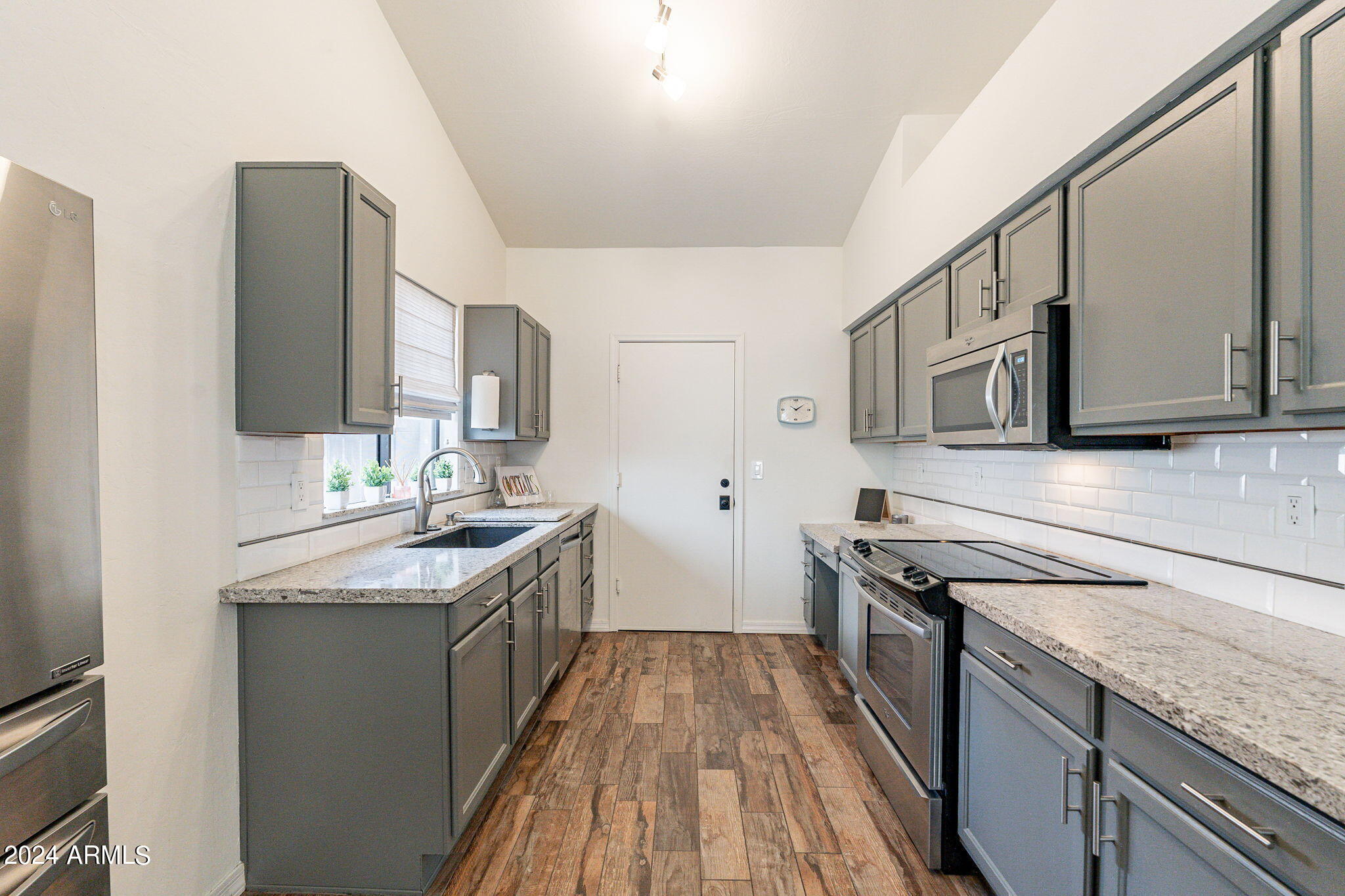 1761 W IVANHOE Street