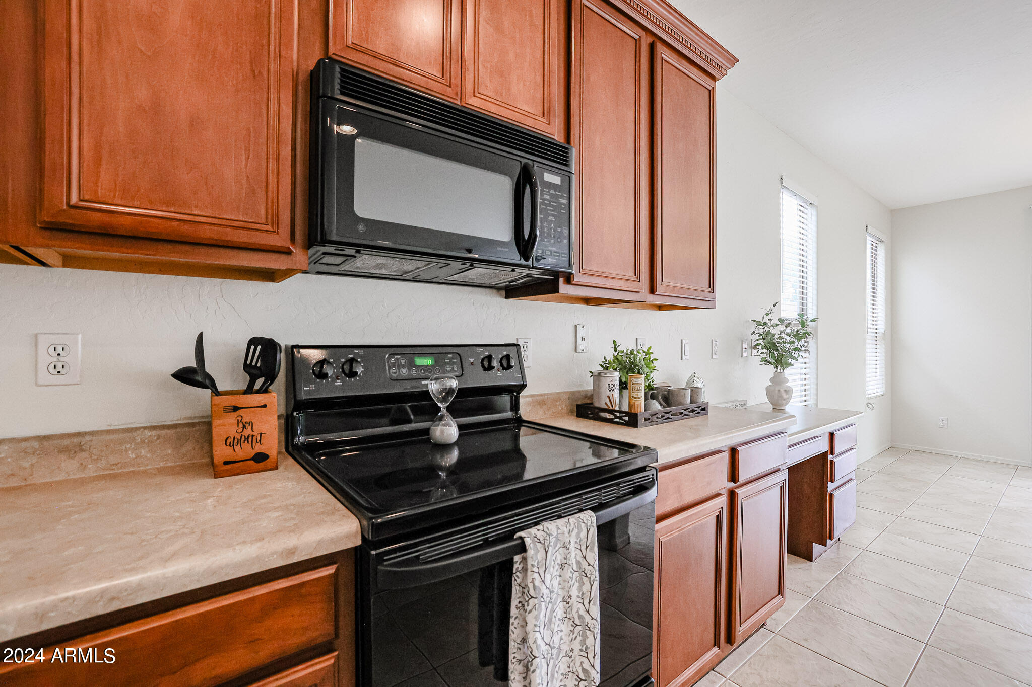 1825 E BEAUTIFUL Lane