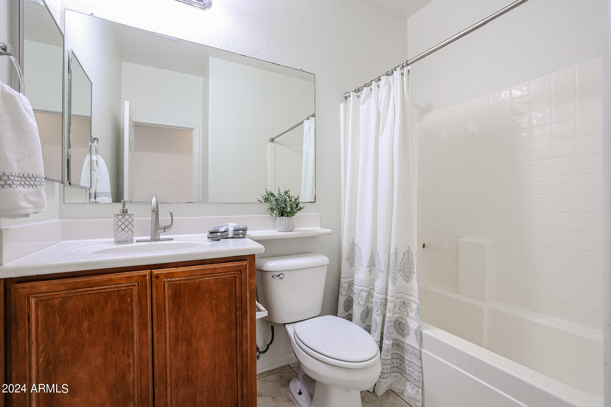 1825 E BEAUTIFUL Lane
