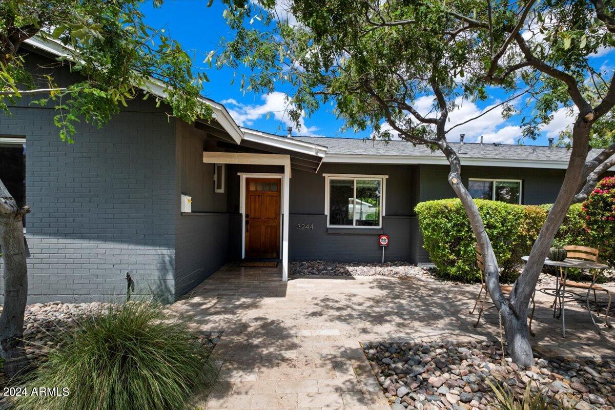 3244 E GLENROSA Avenue