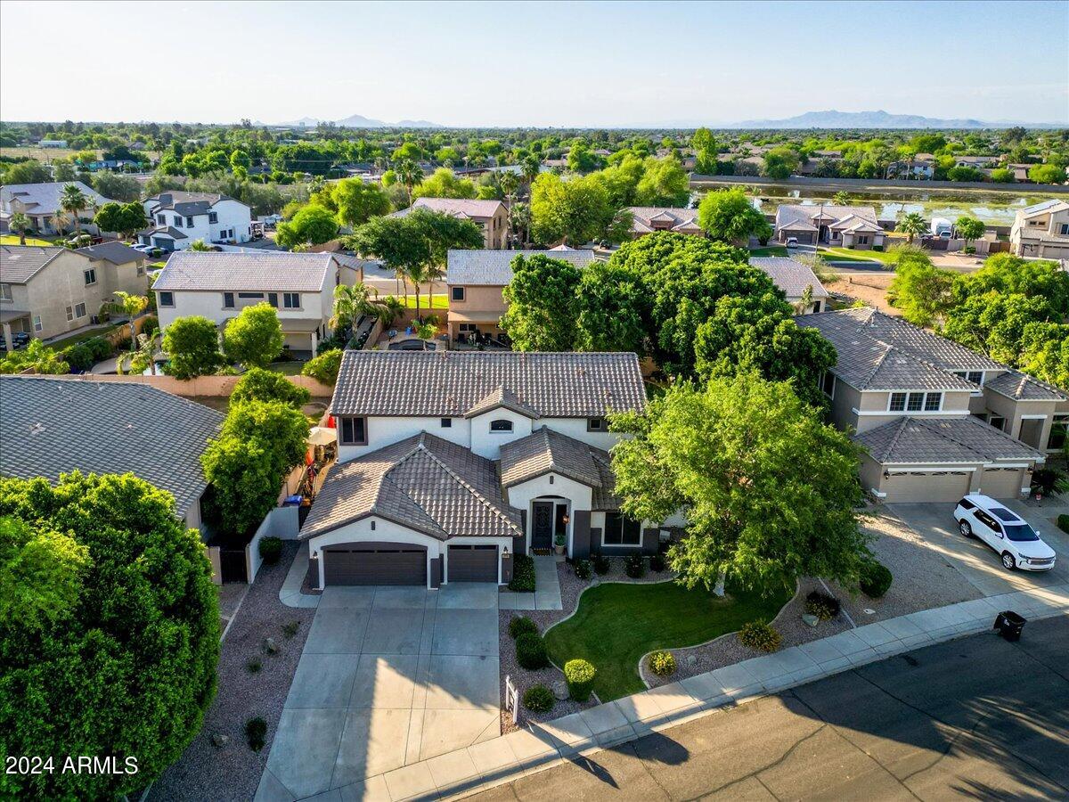928 E CARLA VISTA Drive