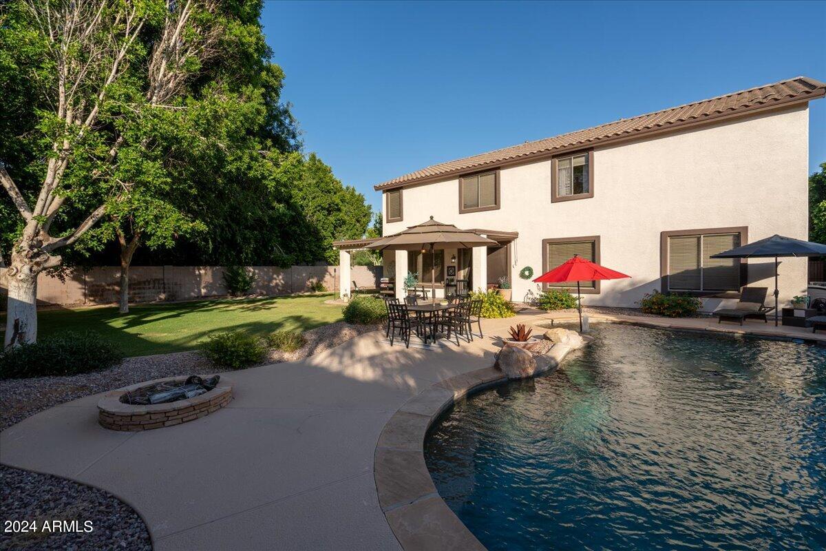 928 E CARLA VISTA Drive