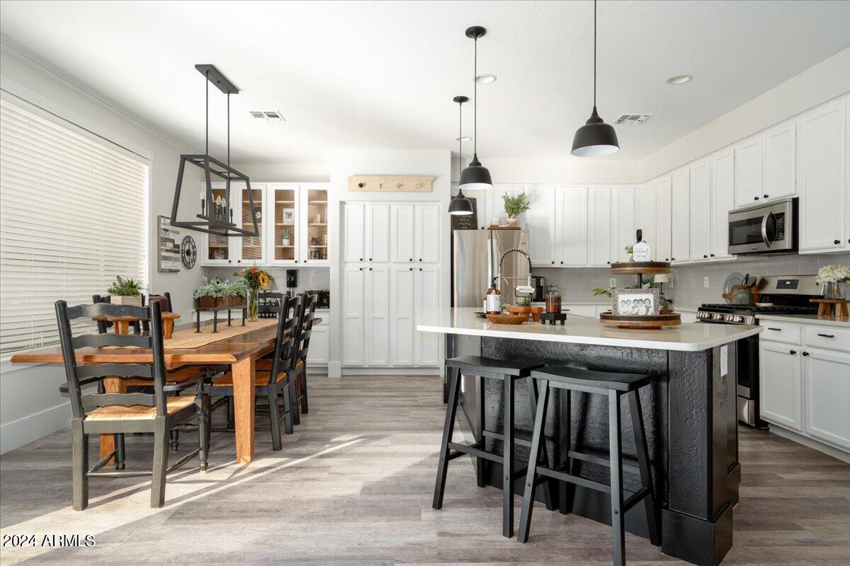 928 E CARLA VISTA Drive