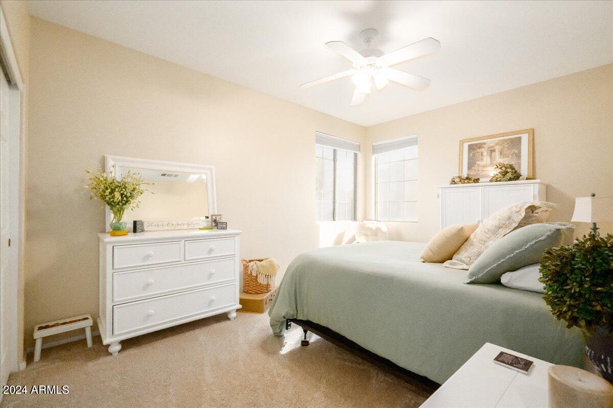 928 E CARLA VISTA Drive