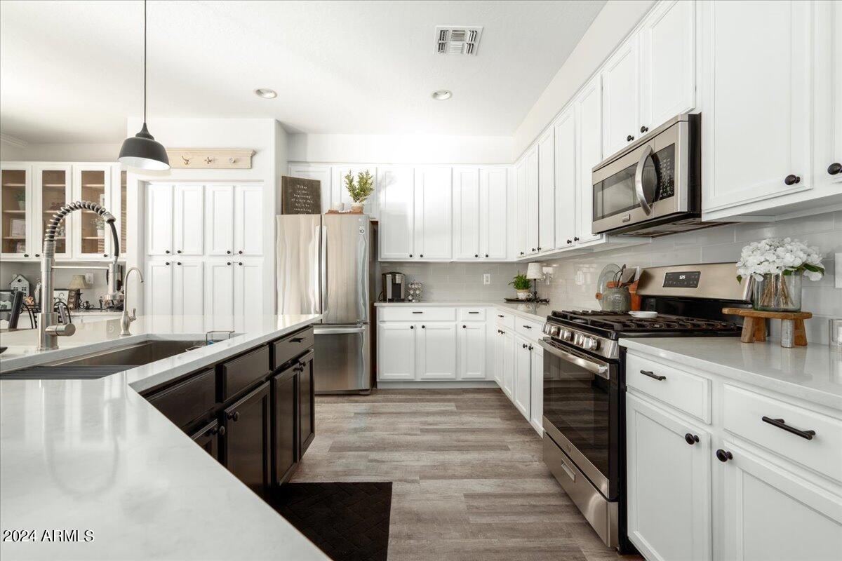 928 E CARLA VISTA Drive