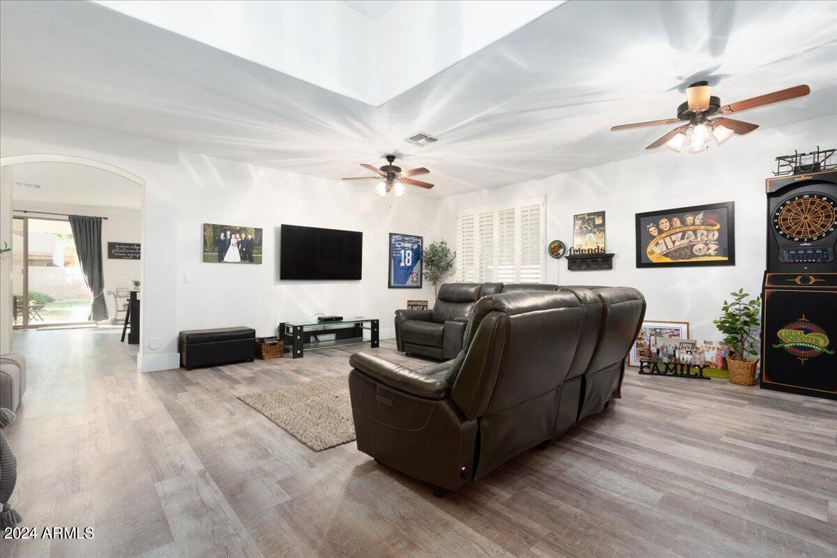 928 E CARLA VISTA Drive