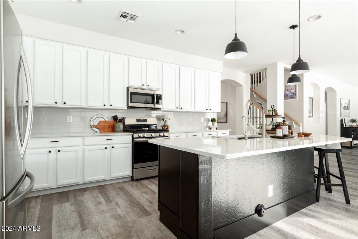 928 E CARLA VISTA Drive