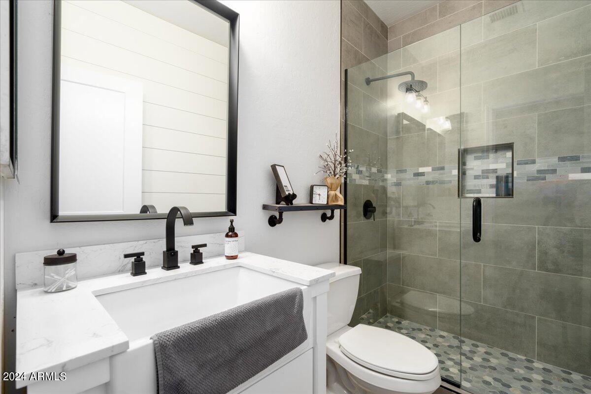 928 E CARLA VISTA Drive