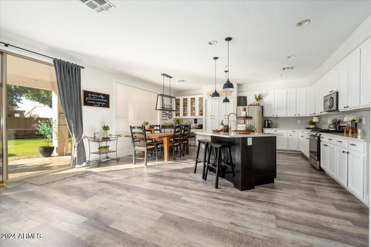928 E CARLA VISTA Drive