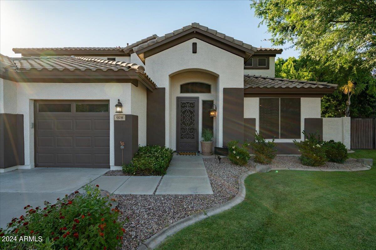 928 E CARLA VISTA Drive