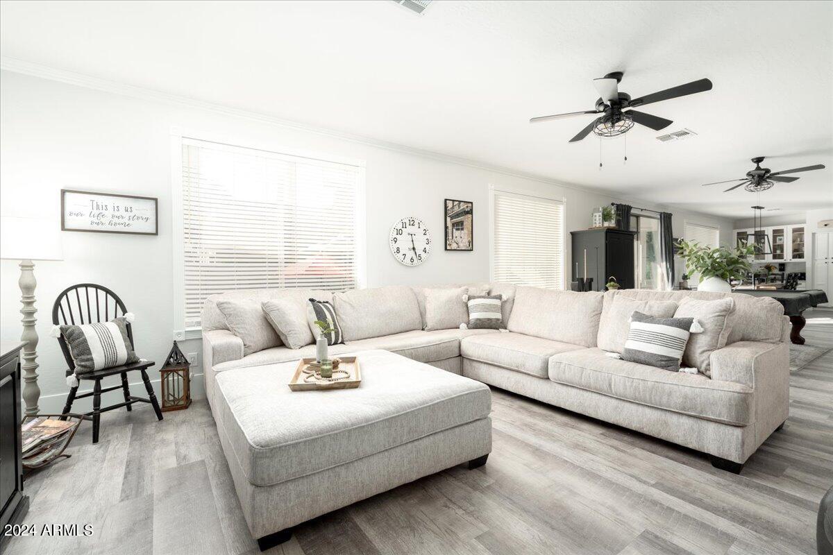 928 E CARLA VISTA Drive