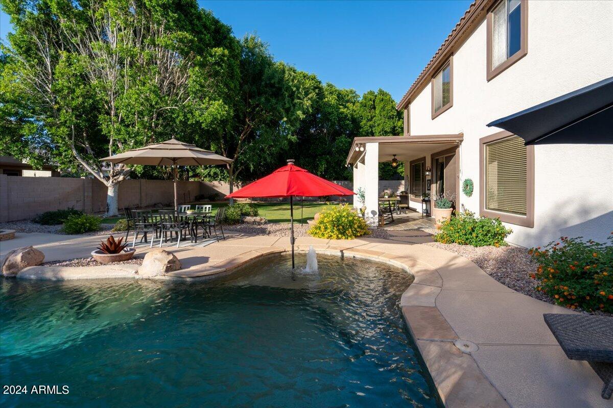 928 E CARLA VISTA Drive