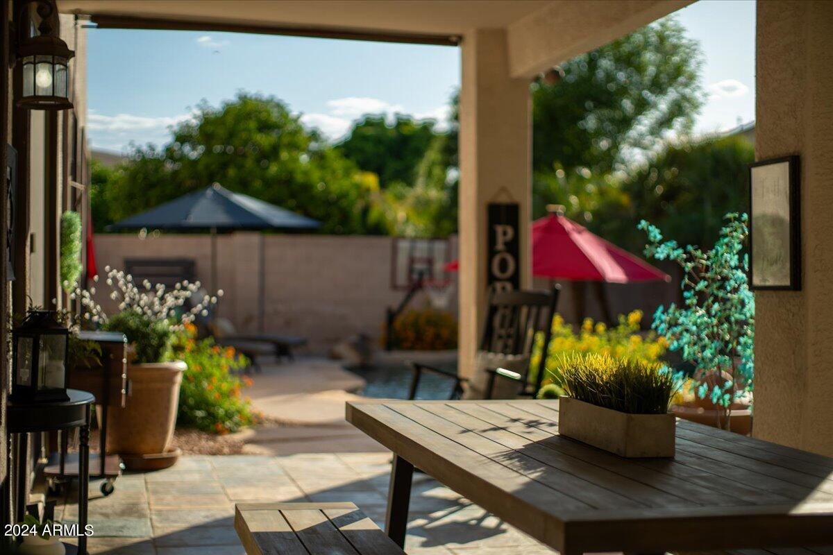 928 E CARLA VISTA Drive