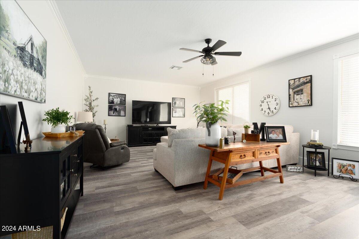 928 E CARLA VISTA Drive