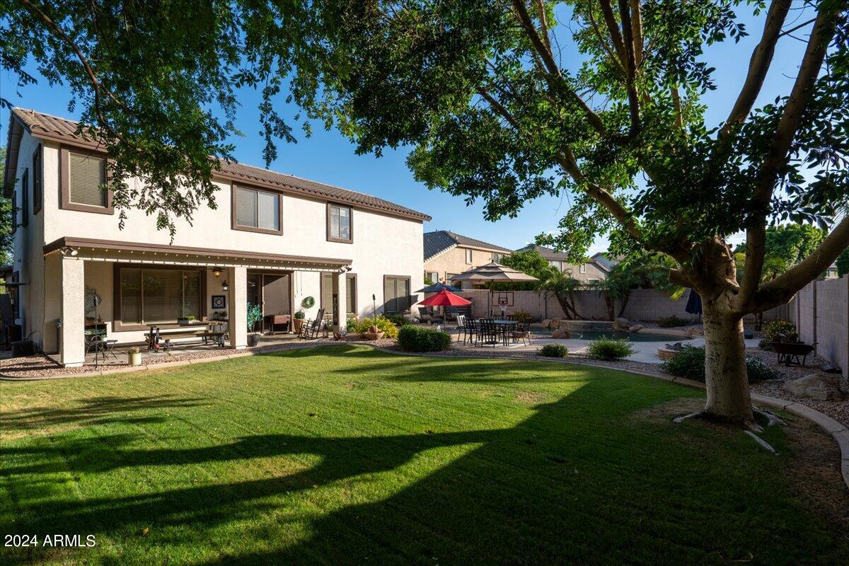928 E CARLA VISTA Drive