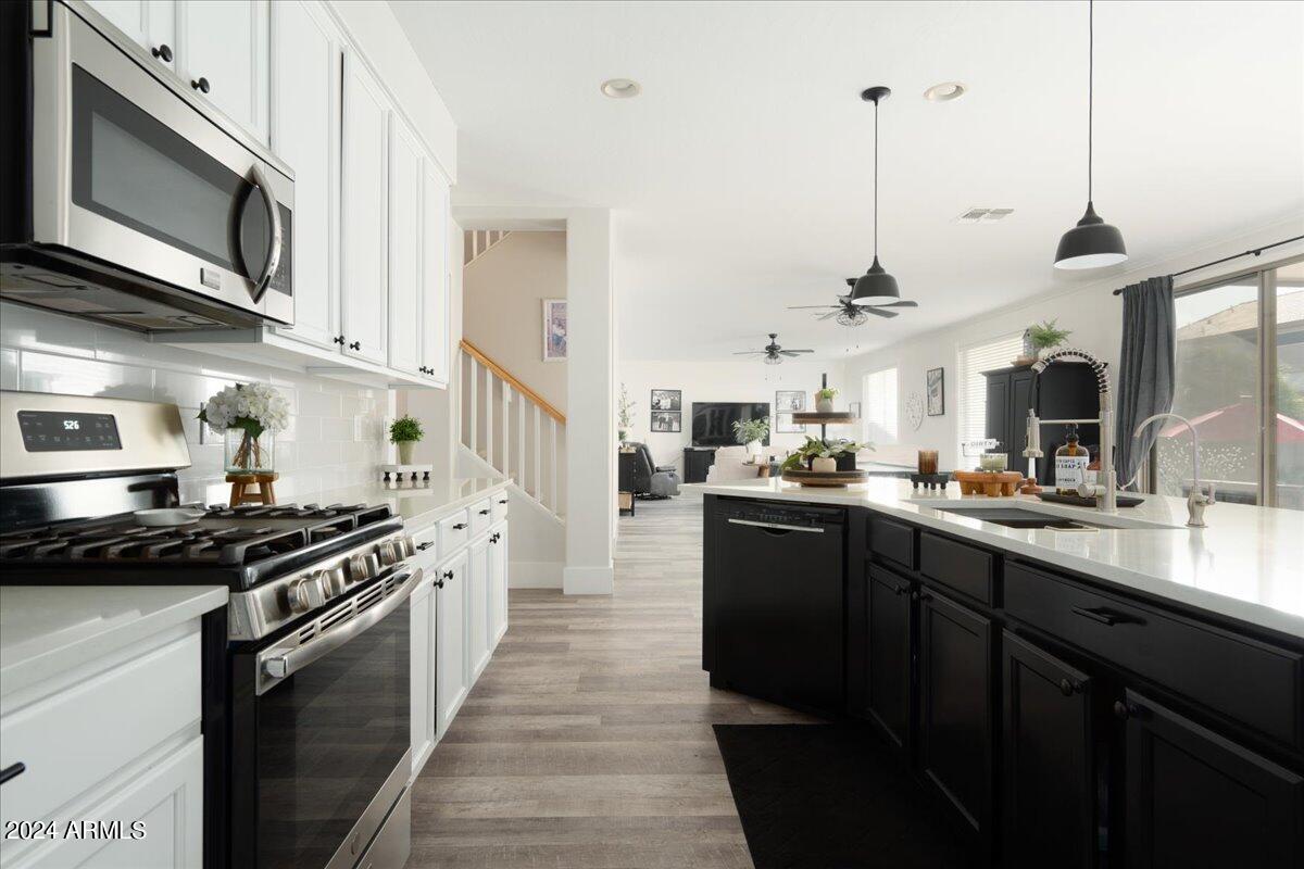 928 E CARLA VISTA Drive