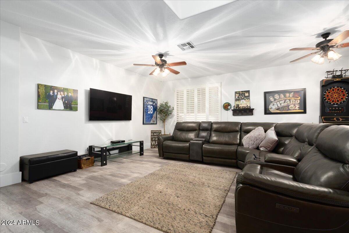 928 E CARLA VISTA Drive