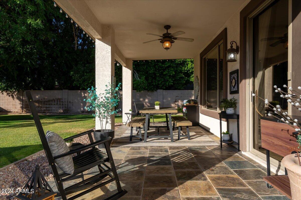 928 E CARLA VISTA Drive