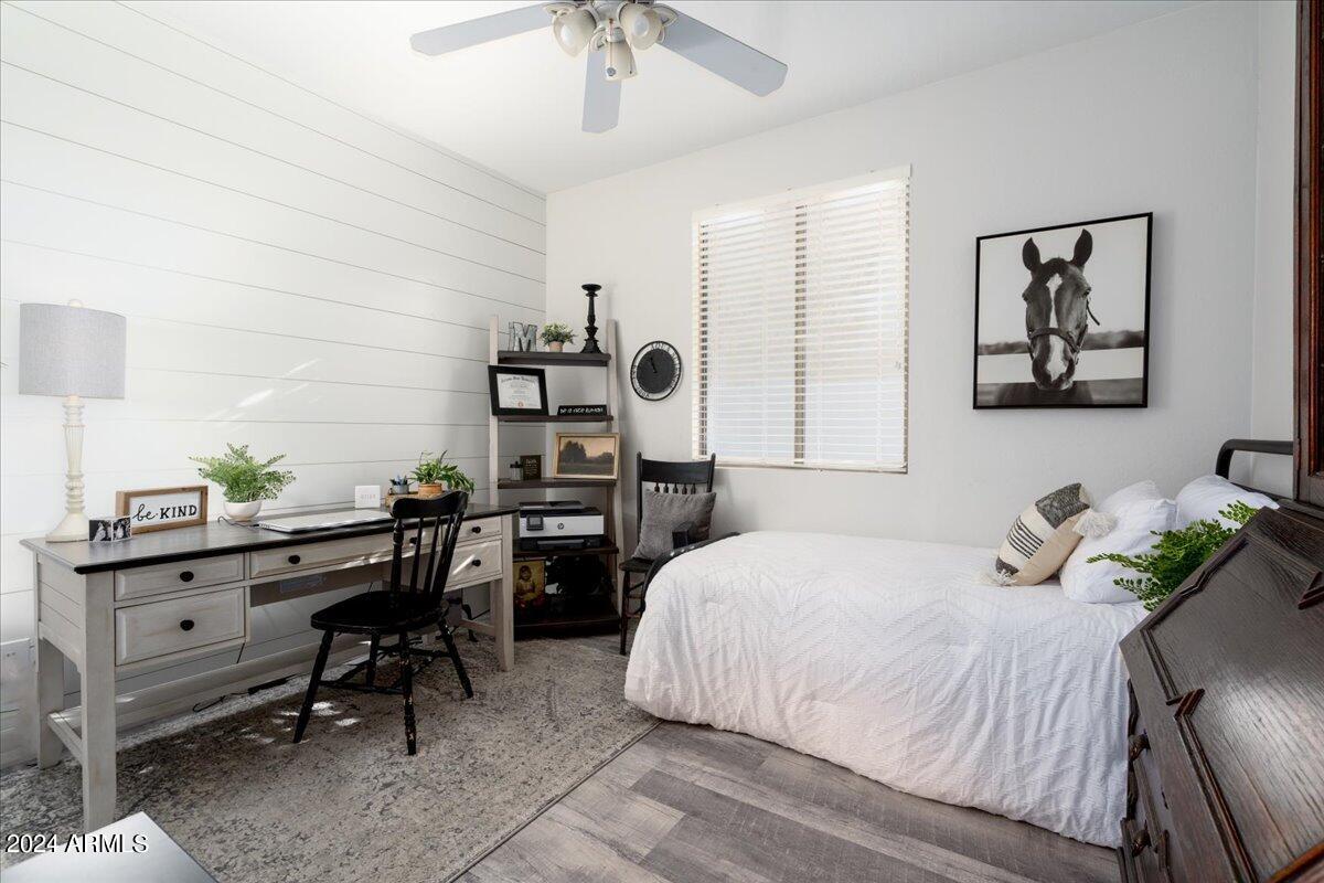 928 E CARLA VISTA Drive