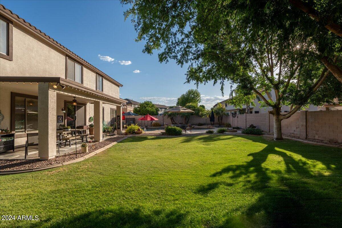 928 E CARLA VISTA Drive
