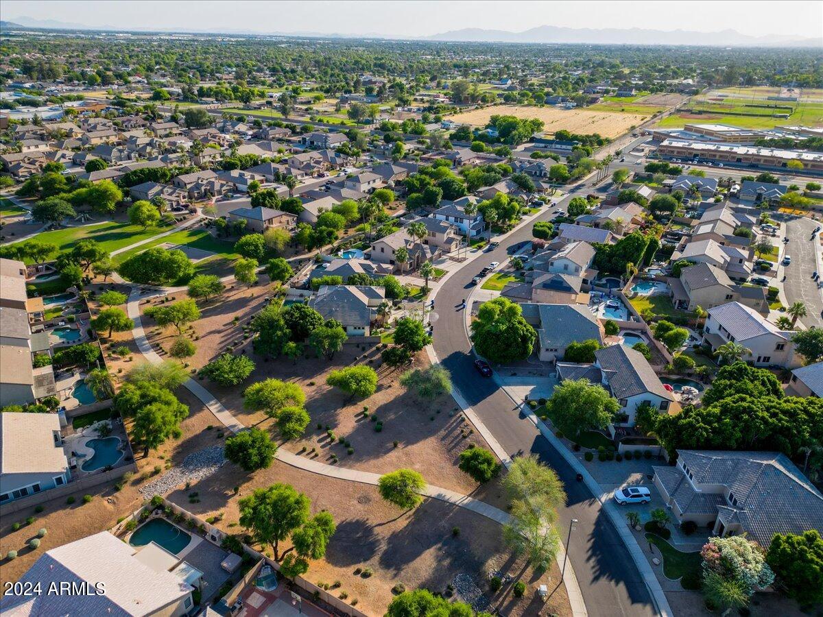 928 E CARLA VISTA Drive