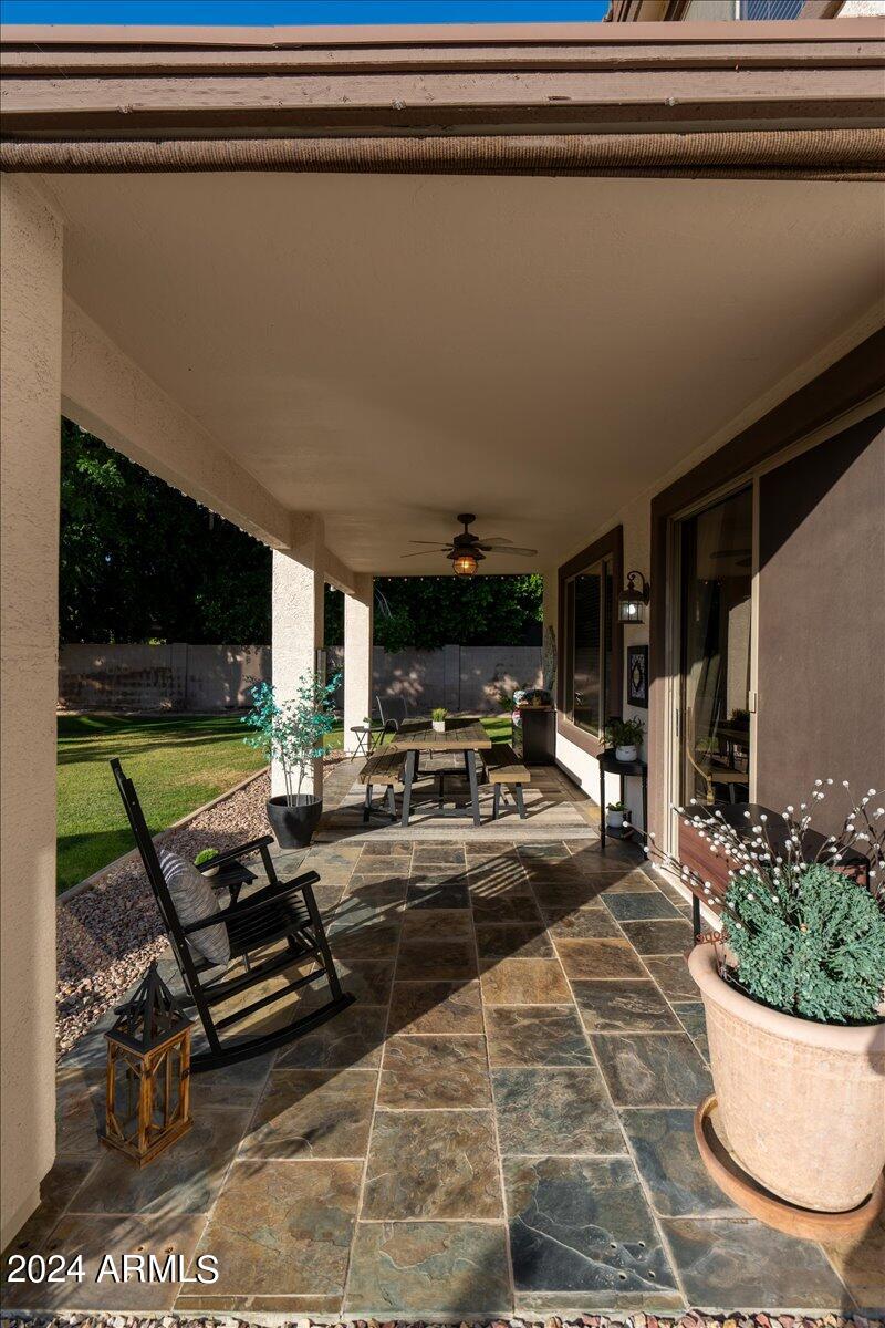 928 E CARLA VISTA Drive