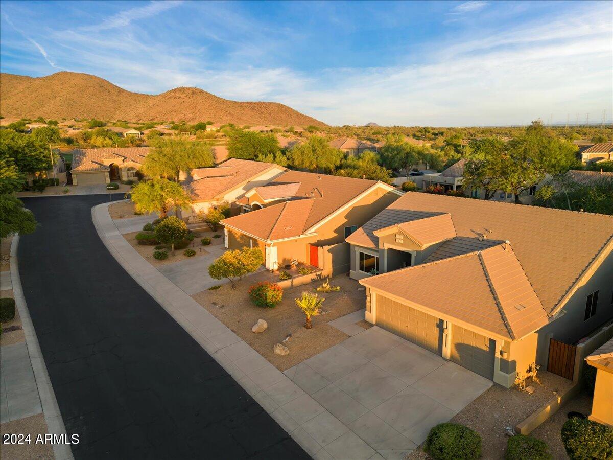 10585 E MEADOWHILL Drive