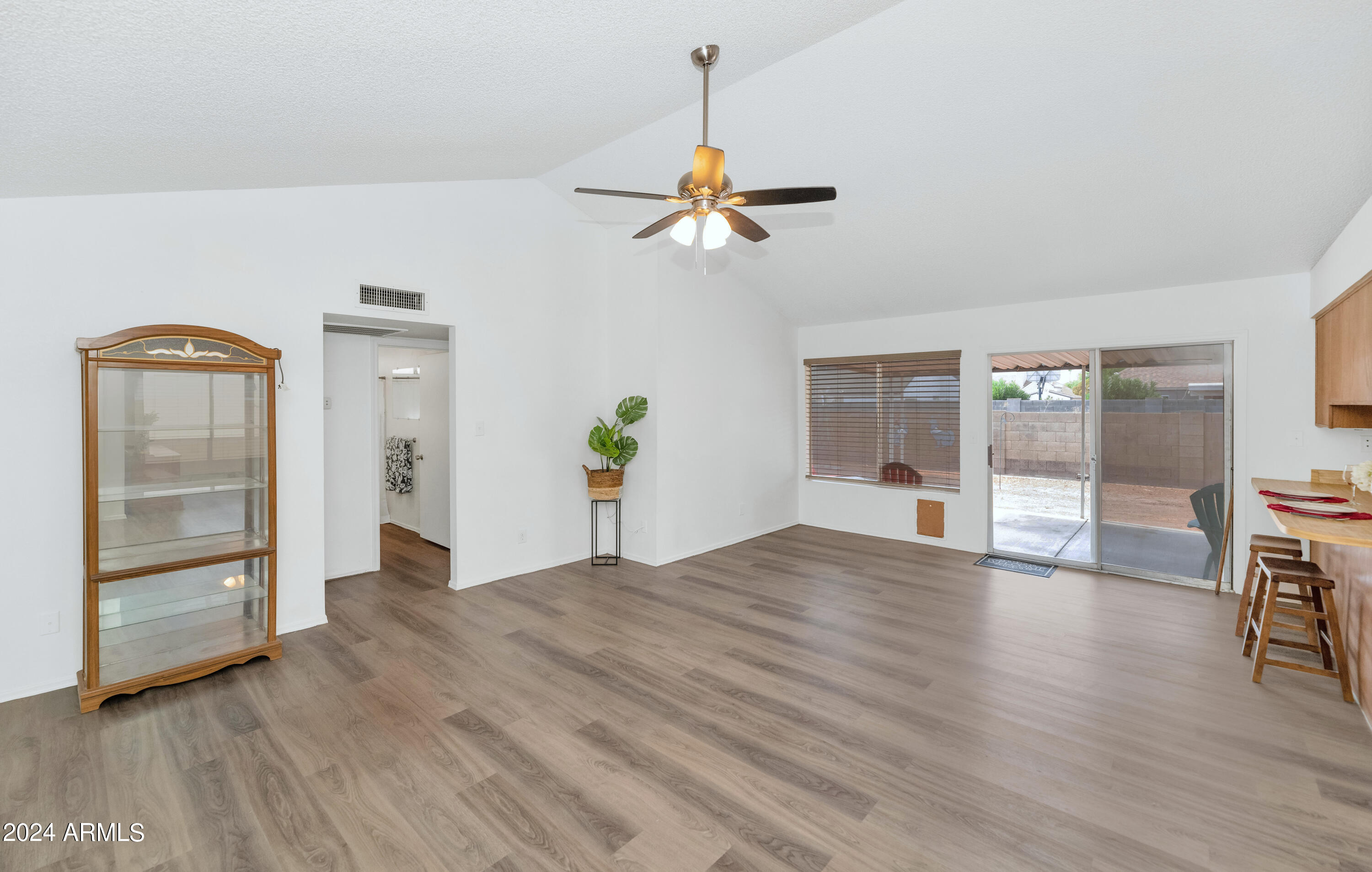 1419 E DIVOT Drive