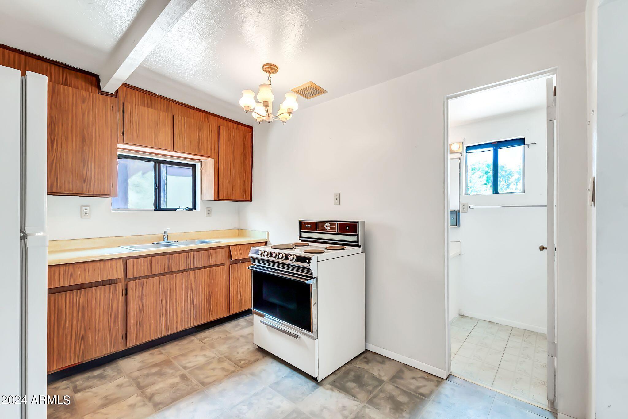 102 N 67TH Avenue
