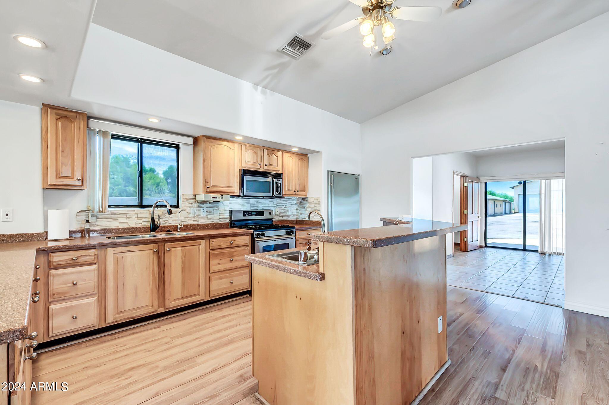 102 N 67TH Avenue
