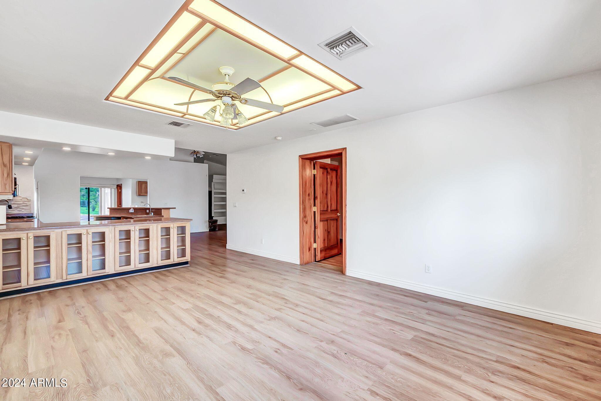 102 N 67TH Avenue