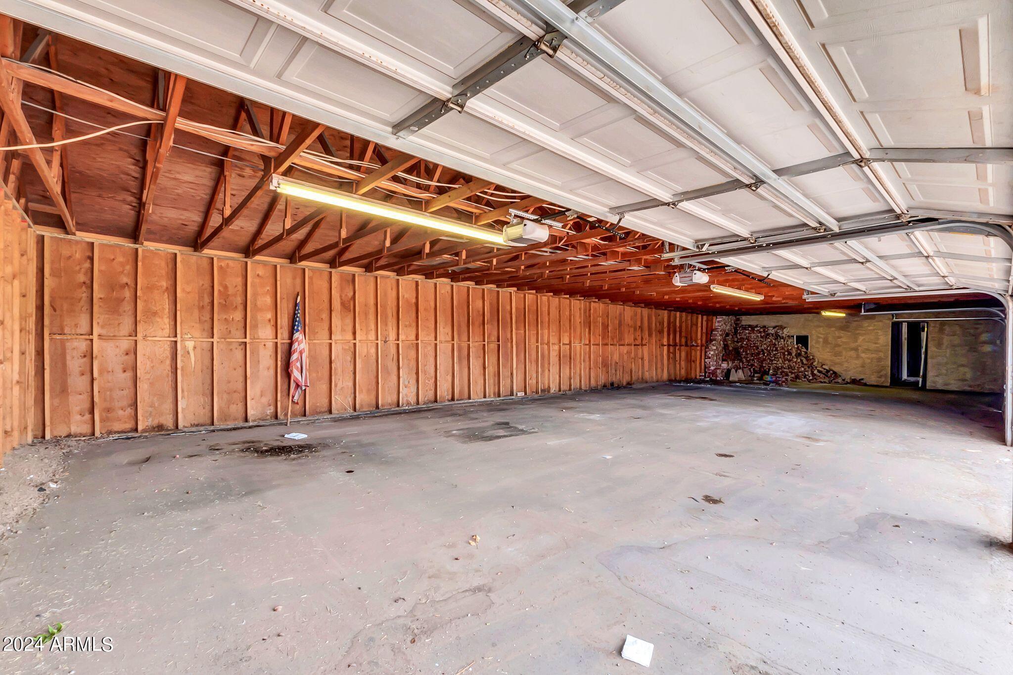 102 N 67TH Avenue