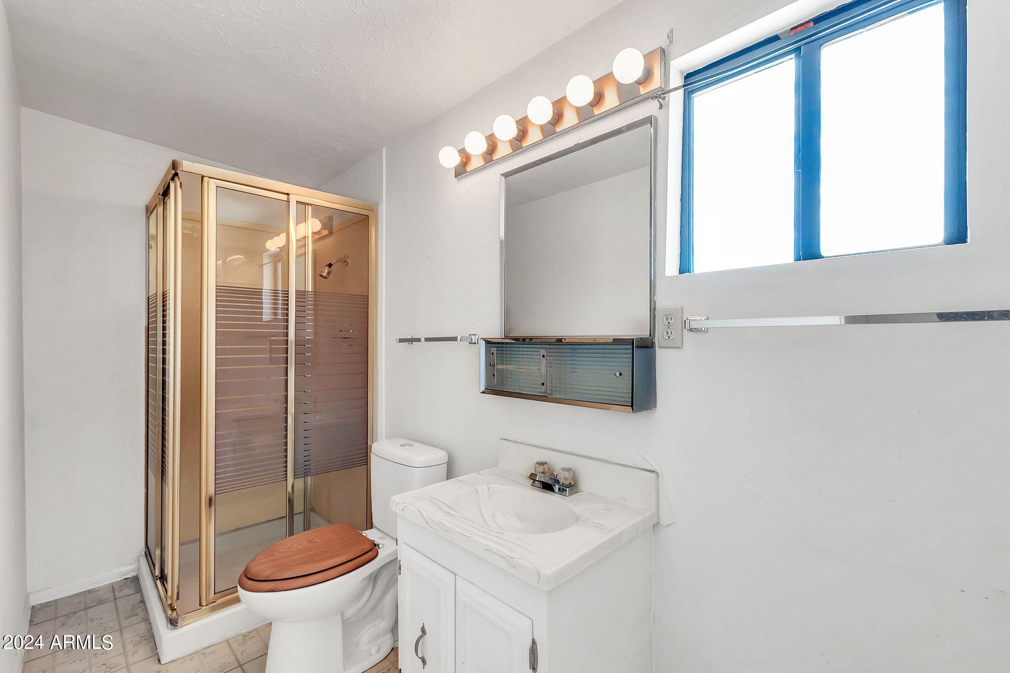 102 N 67TH Avenue