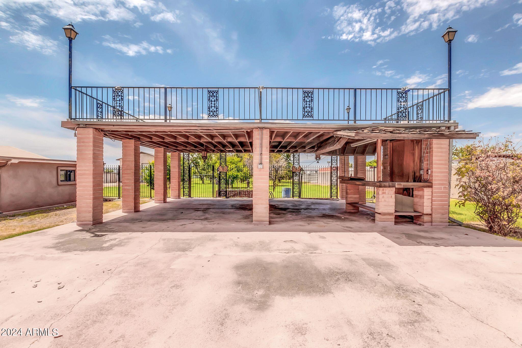 102 N 67TH Avenue