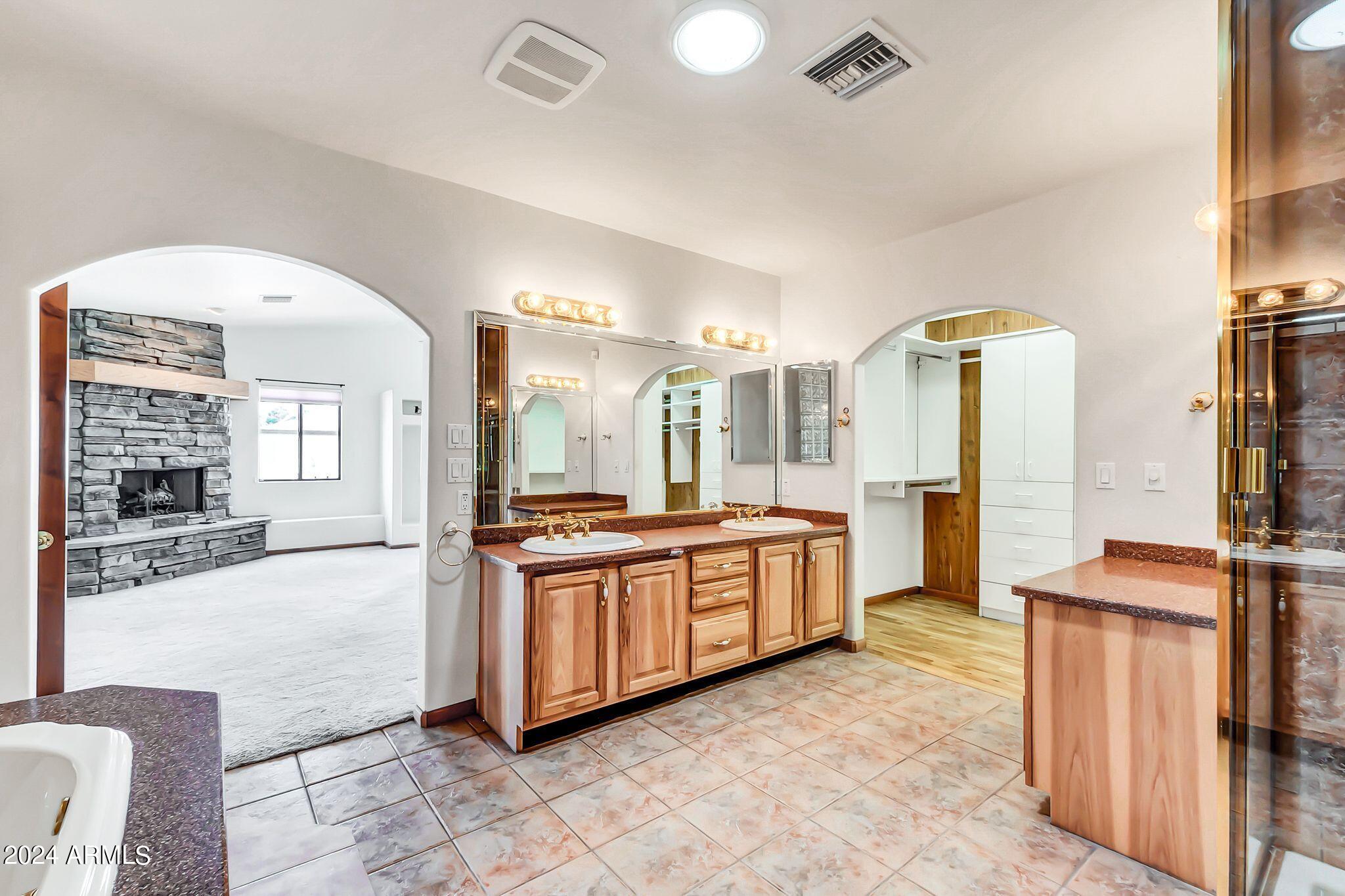 102 N 67TH Avenue